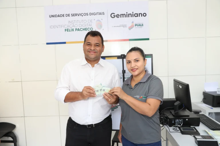 Prefeito Jaillson Campos acompanha entrega de documentos no Instituto de Identificação Digital em Geminiano