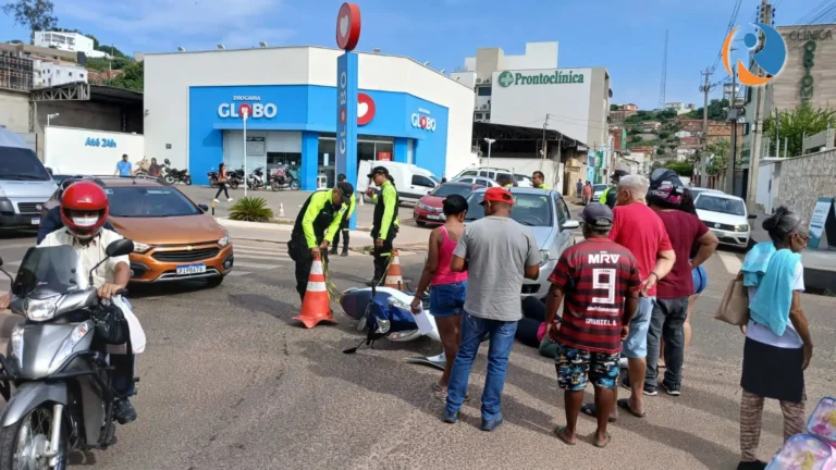 Colisão entre Palio e Biz no cruzamento próximo à Medcenter deixa motociclista no chão em Picos