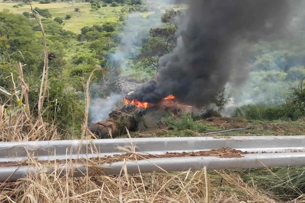 Carreta tomba, pega fogo e motorista morre em grave acidente em Picos