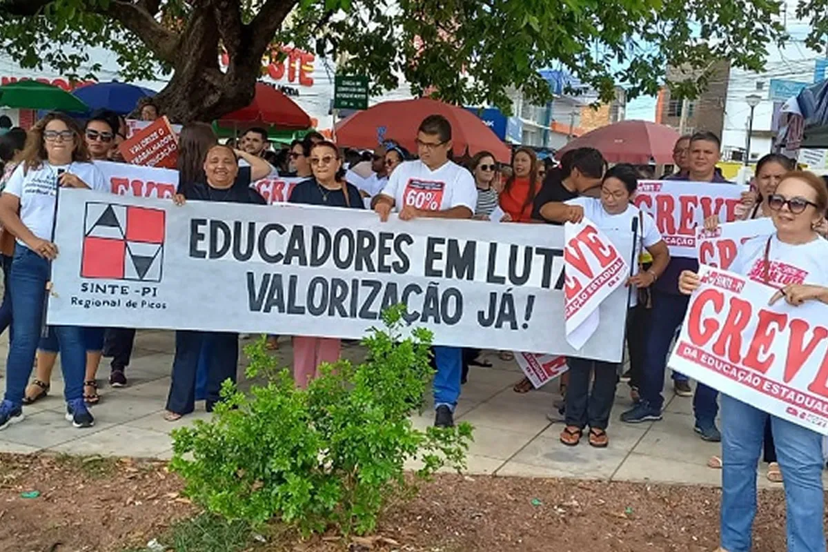 Professores estaduais realizam manifestação em Picos por reajuste salarial