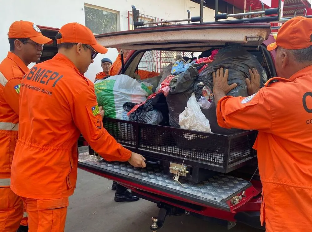 Bombeiros seguem entregando doações para vítimas de alagamento em Picos