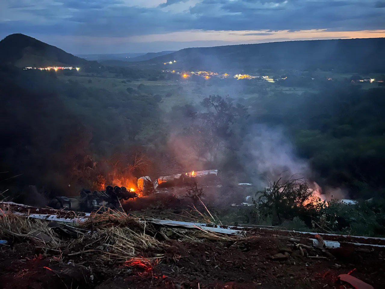 Corpo de caminhoneiro vítima de acidente é retirado pelos Bombeiros em Picos