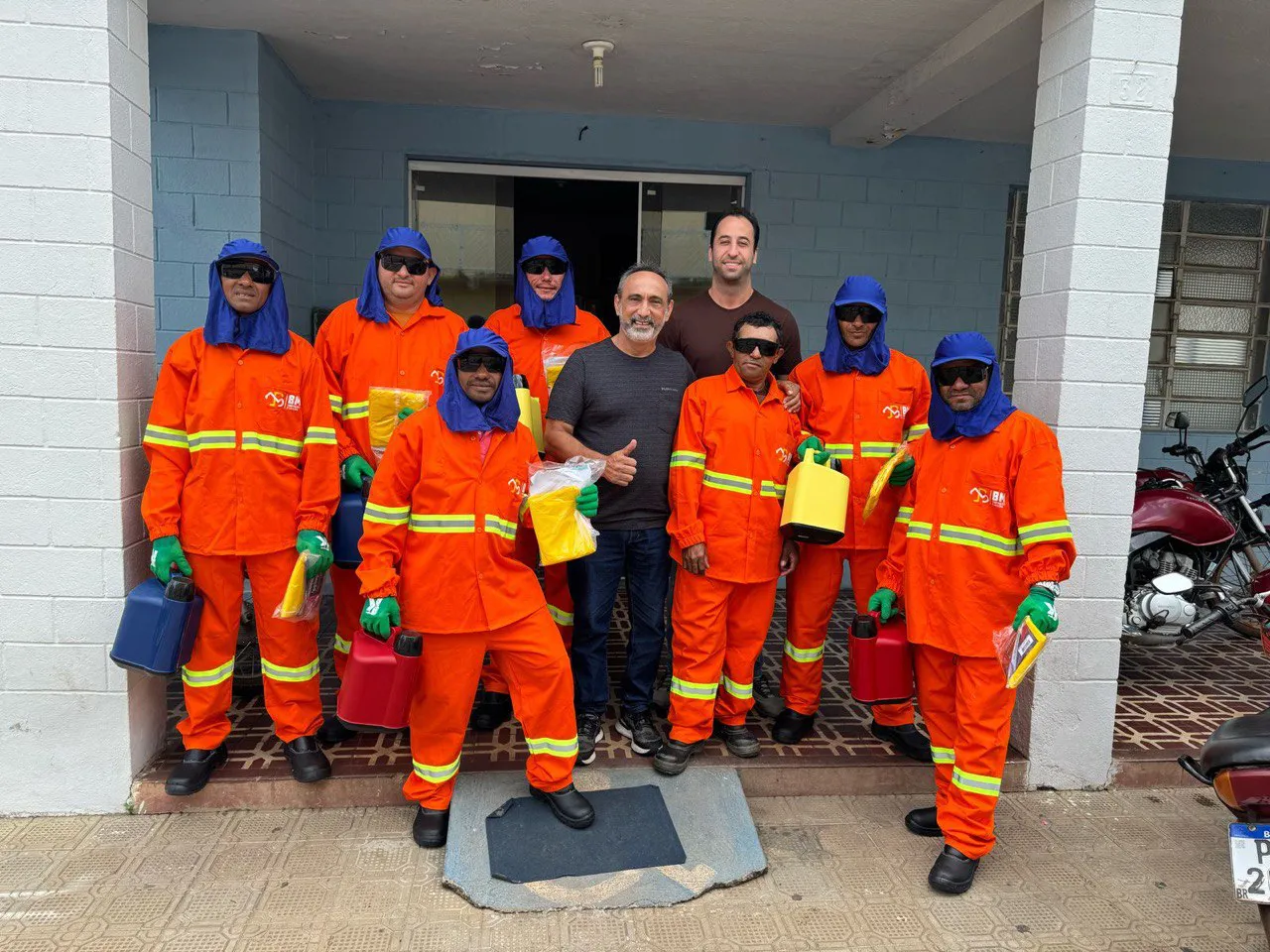 Prefeito Erivaldo Lopes entrega novos equipamentos de segurança e fardamentos para profissionais de limpeza pública de Santo Antônio de Lisboa