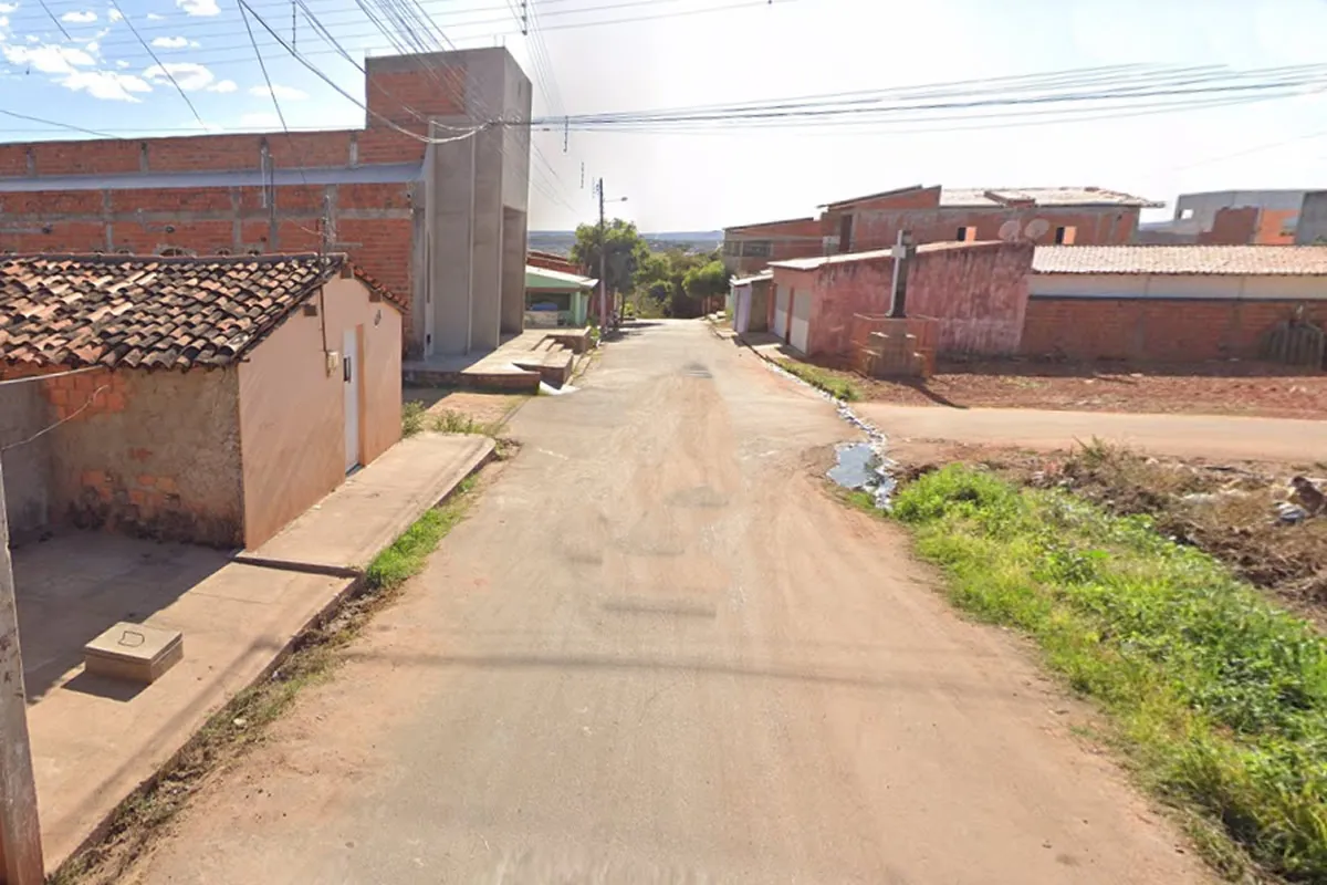 Mulher é esfaqueada no pescoço pelo vizinho enquanto estava na calçada de casa, em Picos