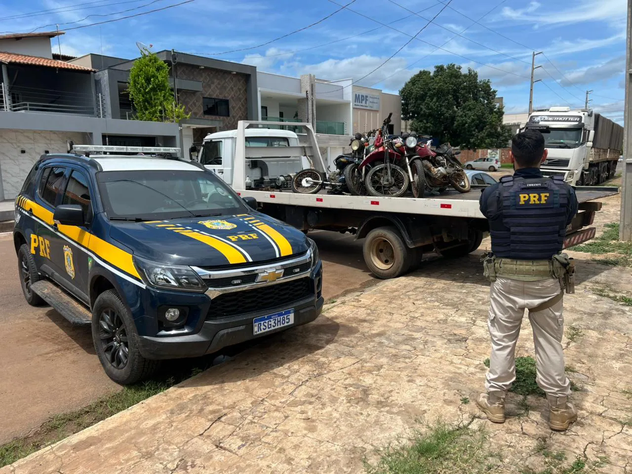 PRF intercepta veículo que transportava 5 motocicletas roubadas/furtadas em Picos