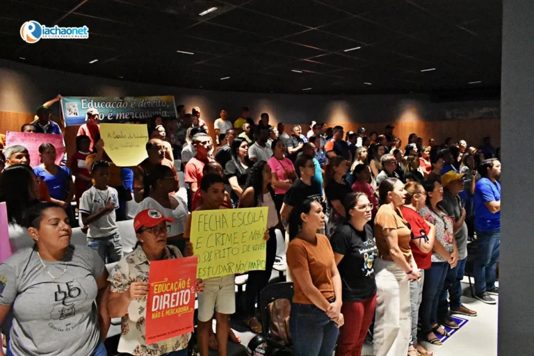 Moradores protestam contra reordenamento escolar durante audiência pública em Picos