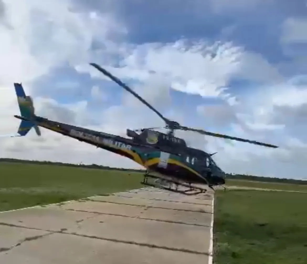 Helicóptero da PM resgata família que ficou ilhada após embarcação quebrar motor e ficar à deriva em alto mar