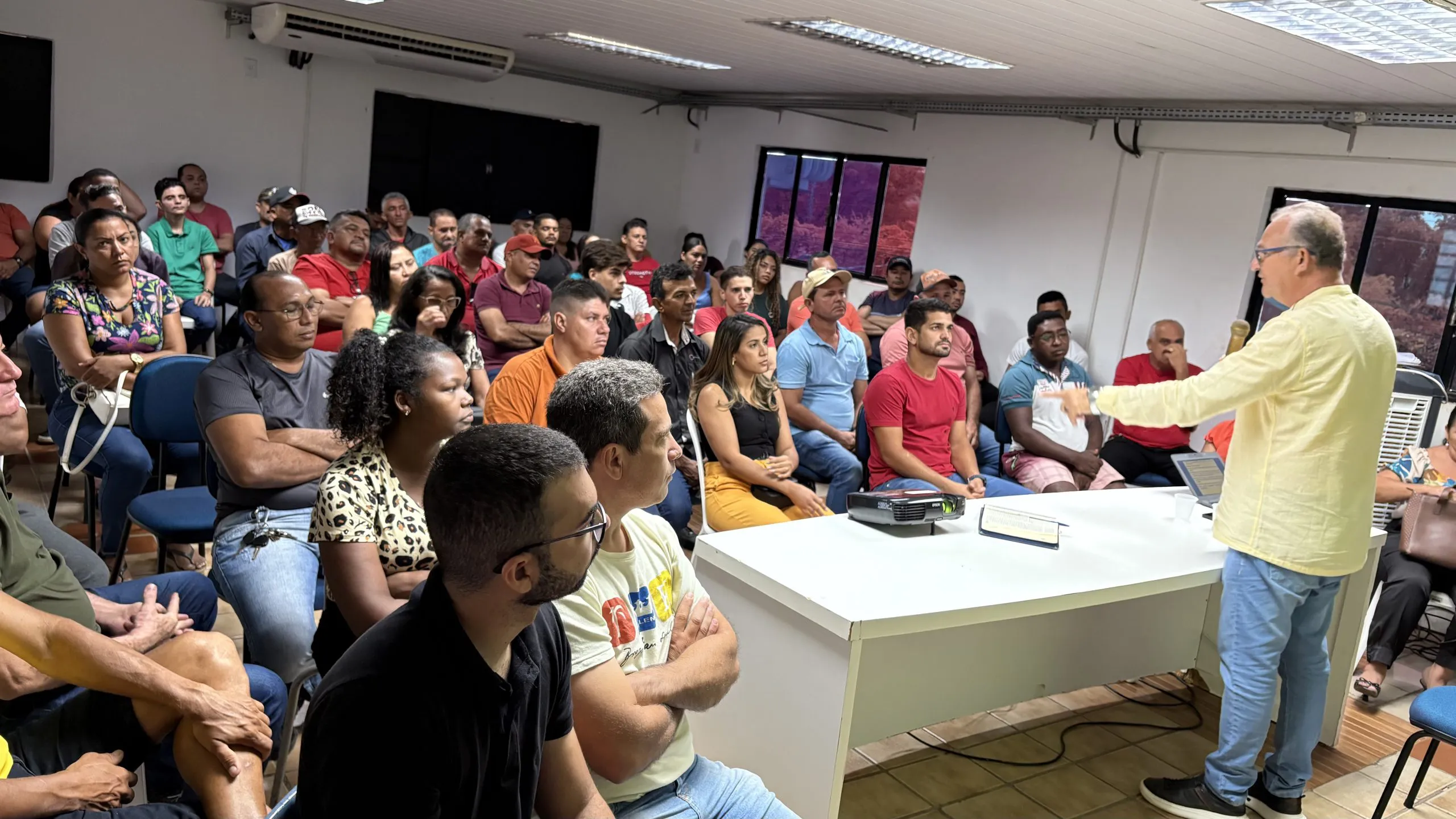 Motoristas e monitores de ônibus da Educação de Picos participam de planejamento para o ano letivo de 2025