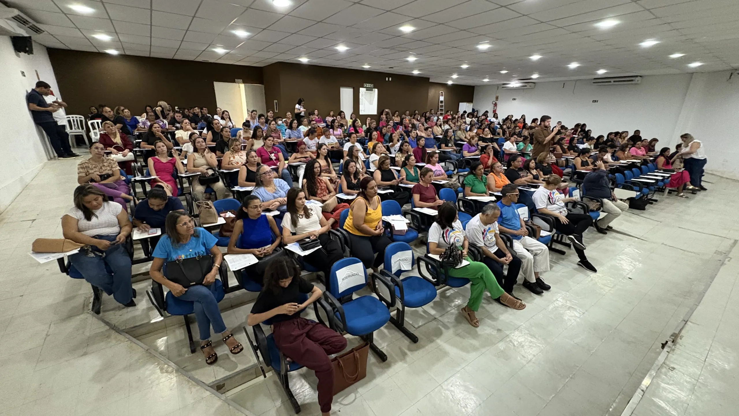 Professores de AEE e profissionais de apoio da rede municipal de Educação participam de aula inaugural para curso de capacitação para trabalho com crianças atípicas