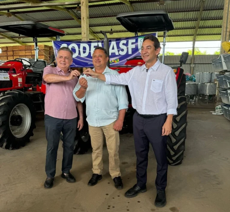 Prefeito Miguel Rodrigues recebe trator agrícola para agricultura de Itainópolis
