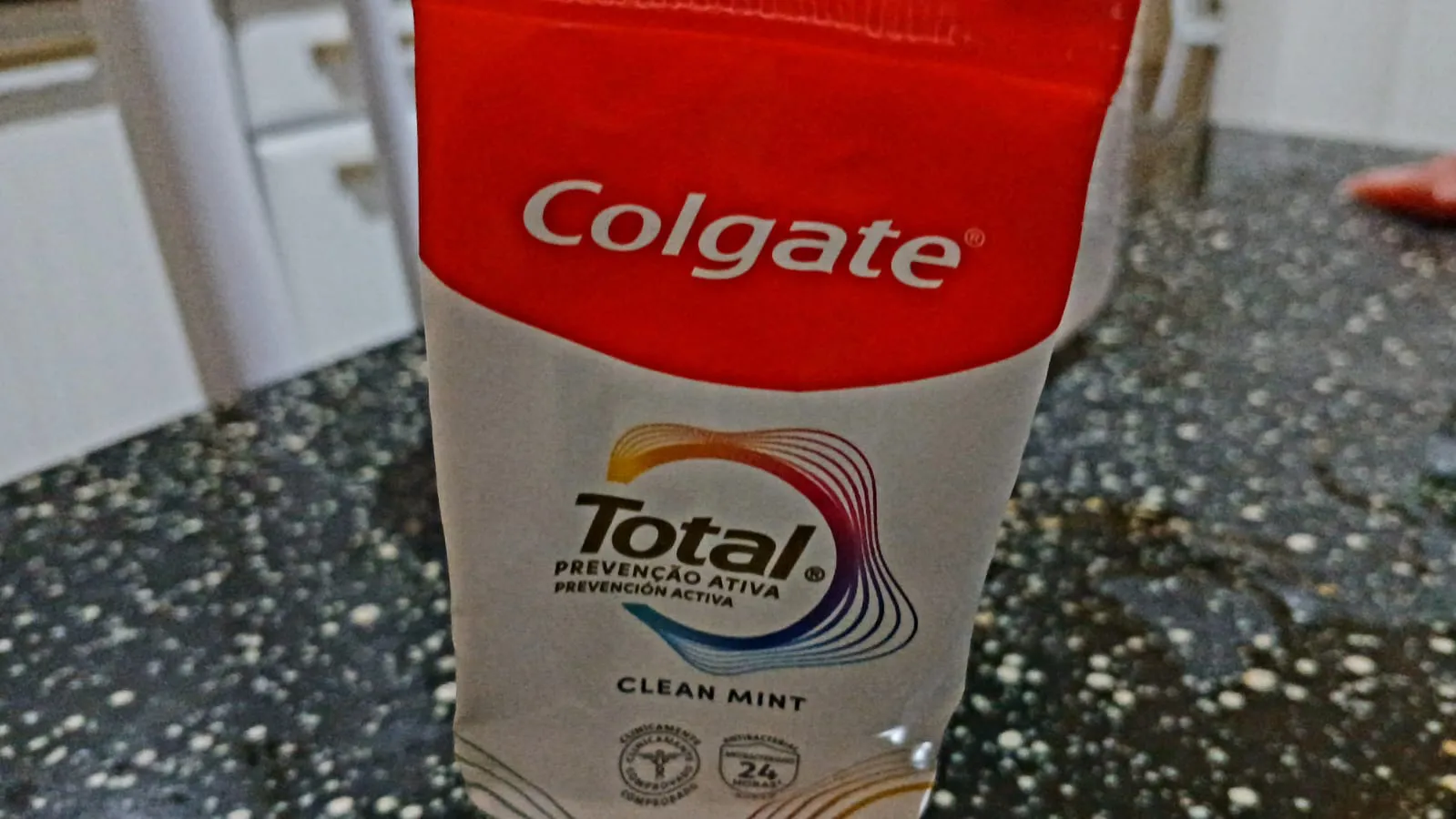 Anvisa suspende vendas de creme dental da Colgate após reações alérgicas em consumidores