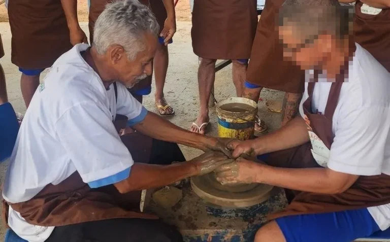 Detentos das unidades prisionais de Picos aprendem a produzir peças em argila