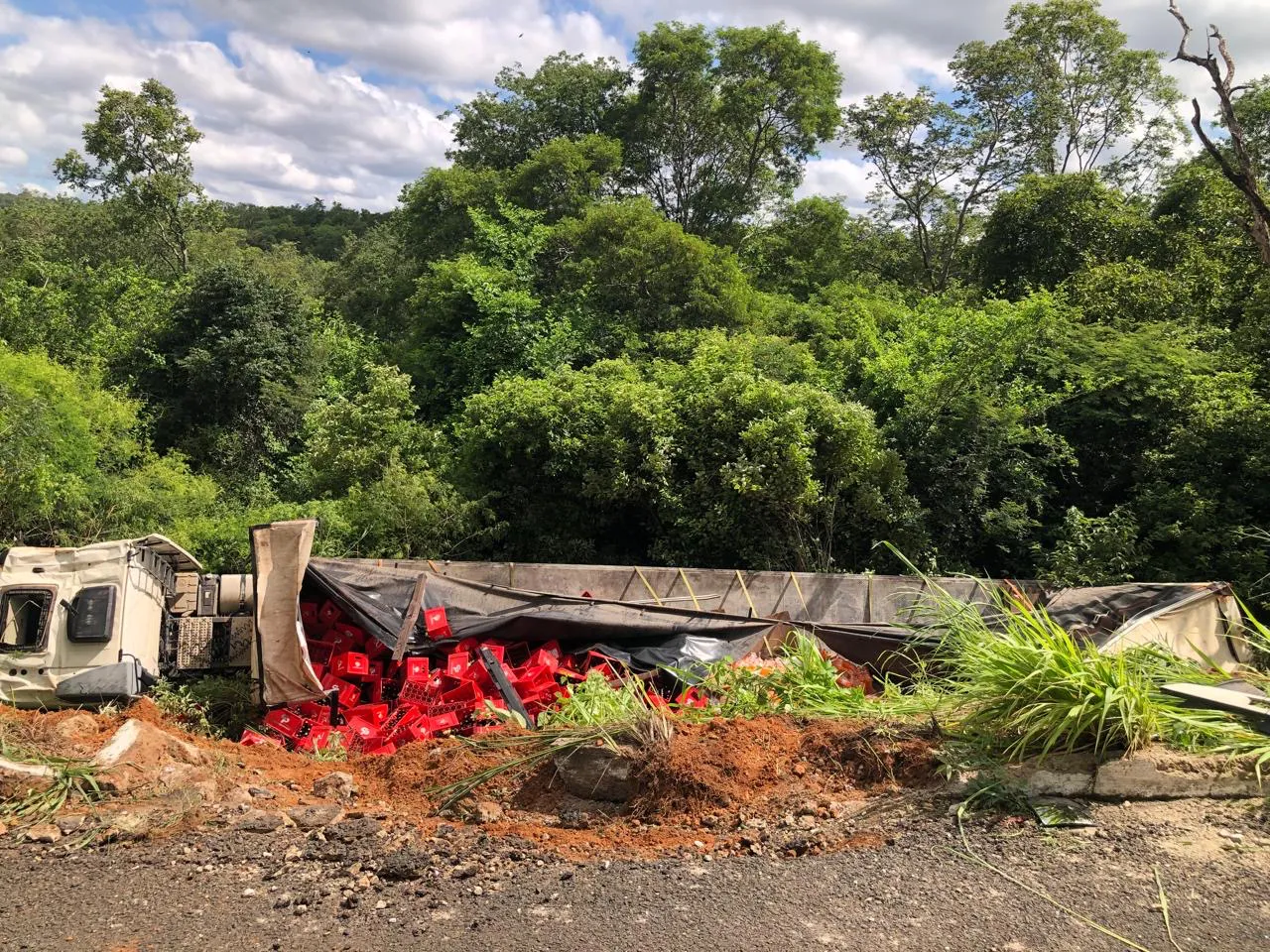 Carreta tomba na BR 230 em São João da Varjota e deixa motorista ferido