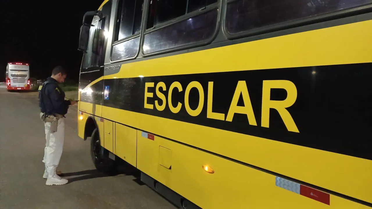 PRF flagra irregularidades em veículo de transporte escolar na BR 316