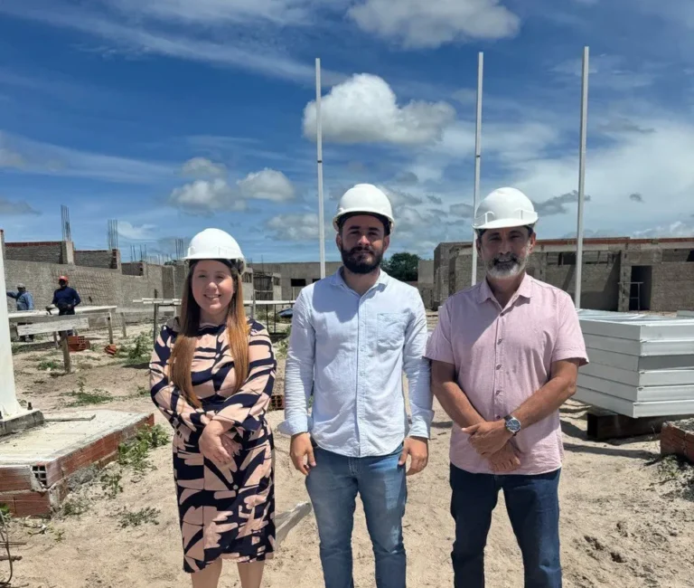 Prefeito Erivaldo Lopes e secretária de Educação acompanham obras de nova escola e visitam instituições educacionais em Santo Antônio de Lisboa