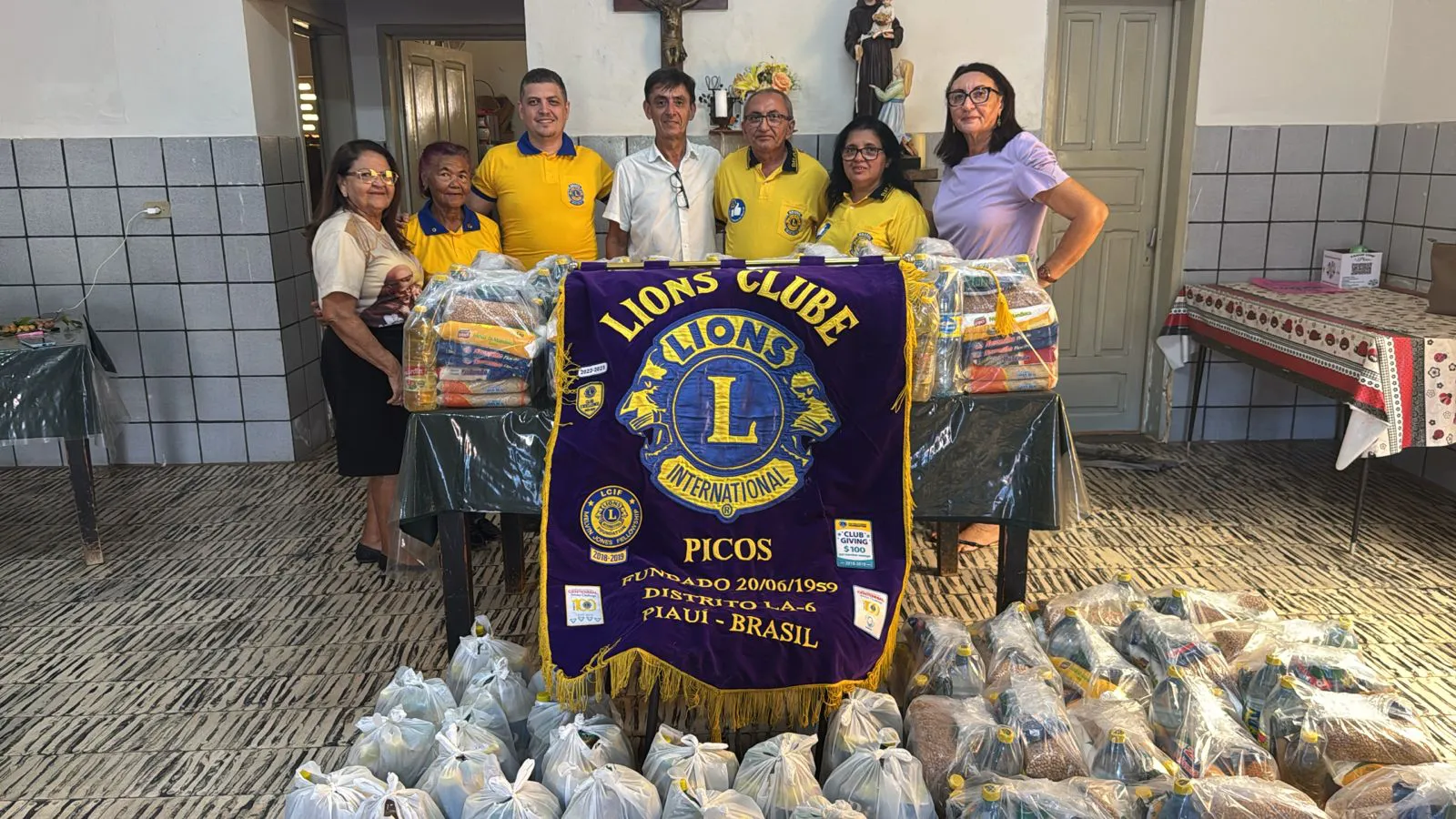Lions Club de Picos doa cestas básicas para a Associação Pão dos Pobres de Santo Antônio