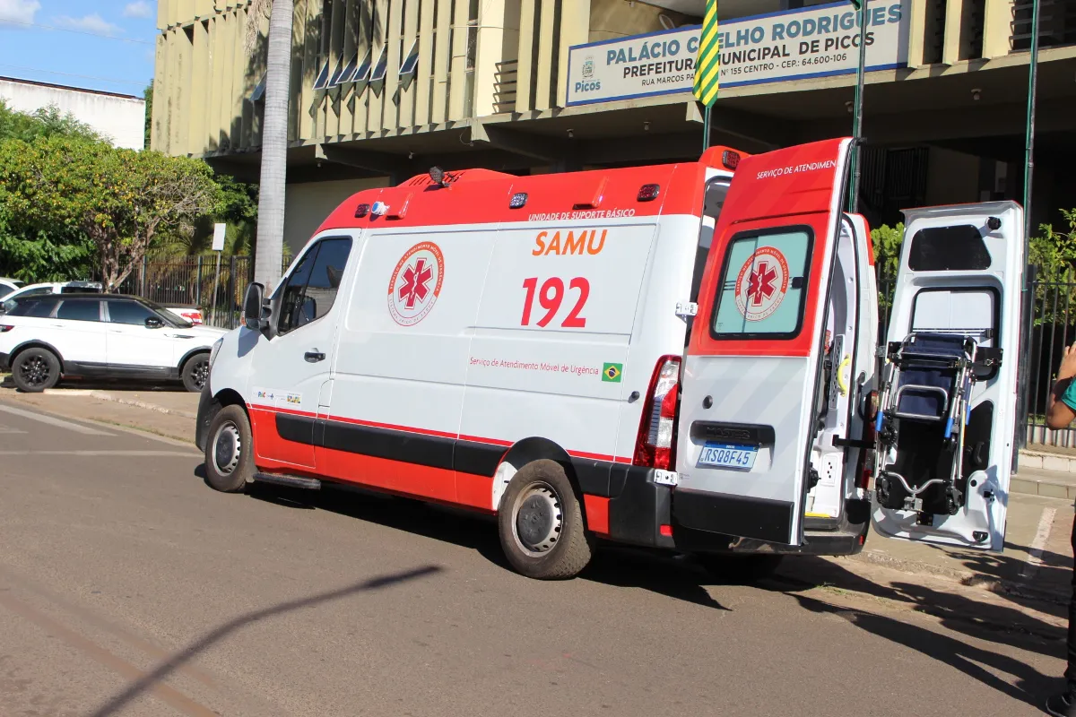 Prefeitura de Picos entrega nova ambulância para o SAMU