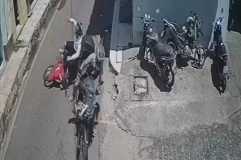 Mulher sofre queda de moto após colisão na travessa do Mek em Picos; veja vídeo!