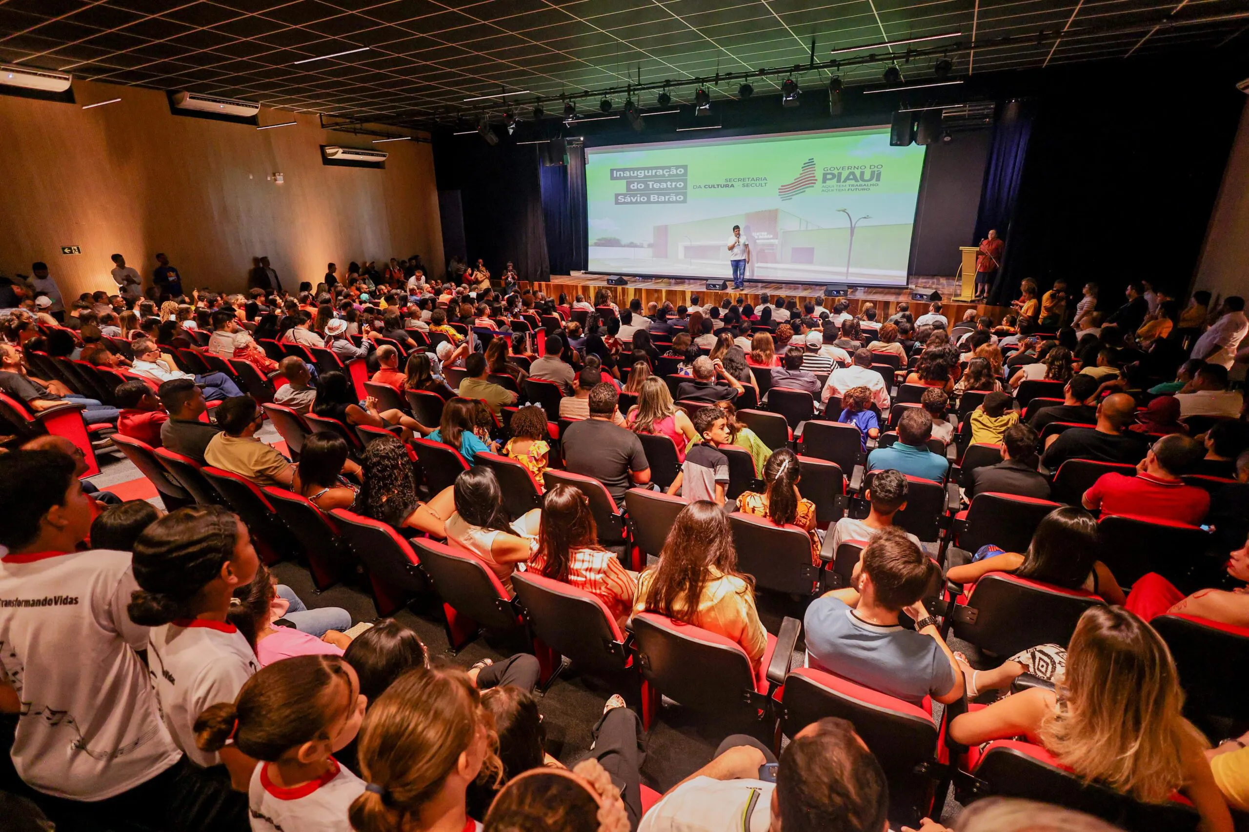 Rafael Fonteles inaugura cineteatro de Picos