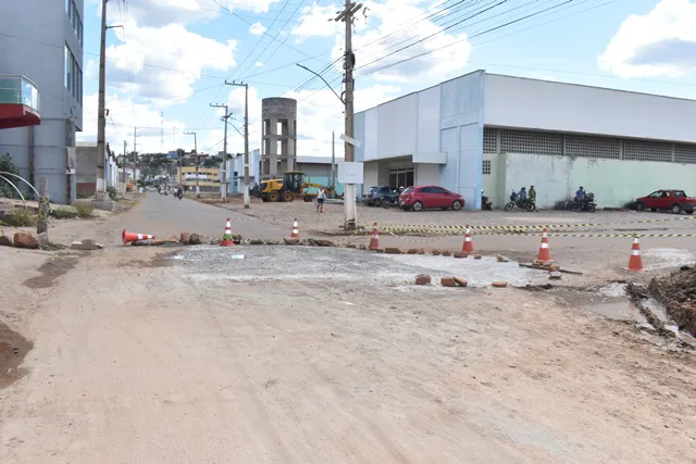 Secretaria de Obras realiza recuperação de trecho de calçamento na Rua 1º de Maio
