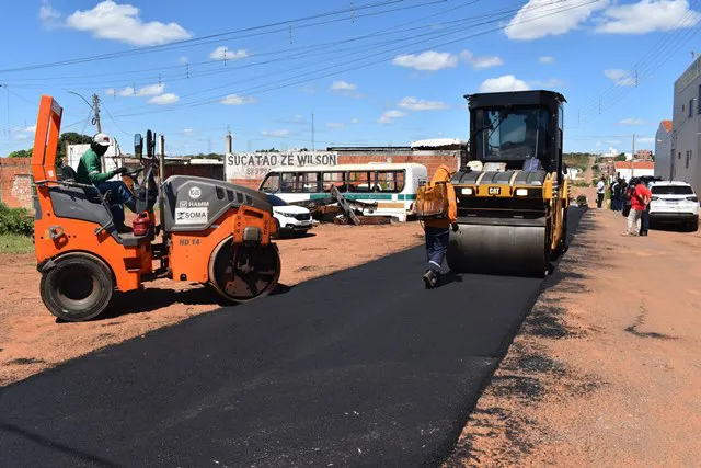 Prefeitura de Picos asfalta ruas nos Bairros Boa Sorte, Belo Norte e Canto da Várzea