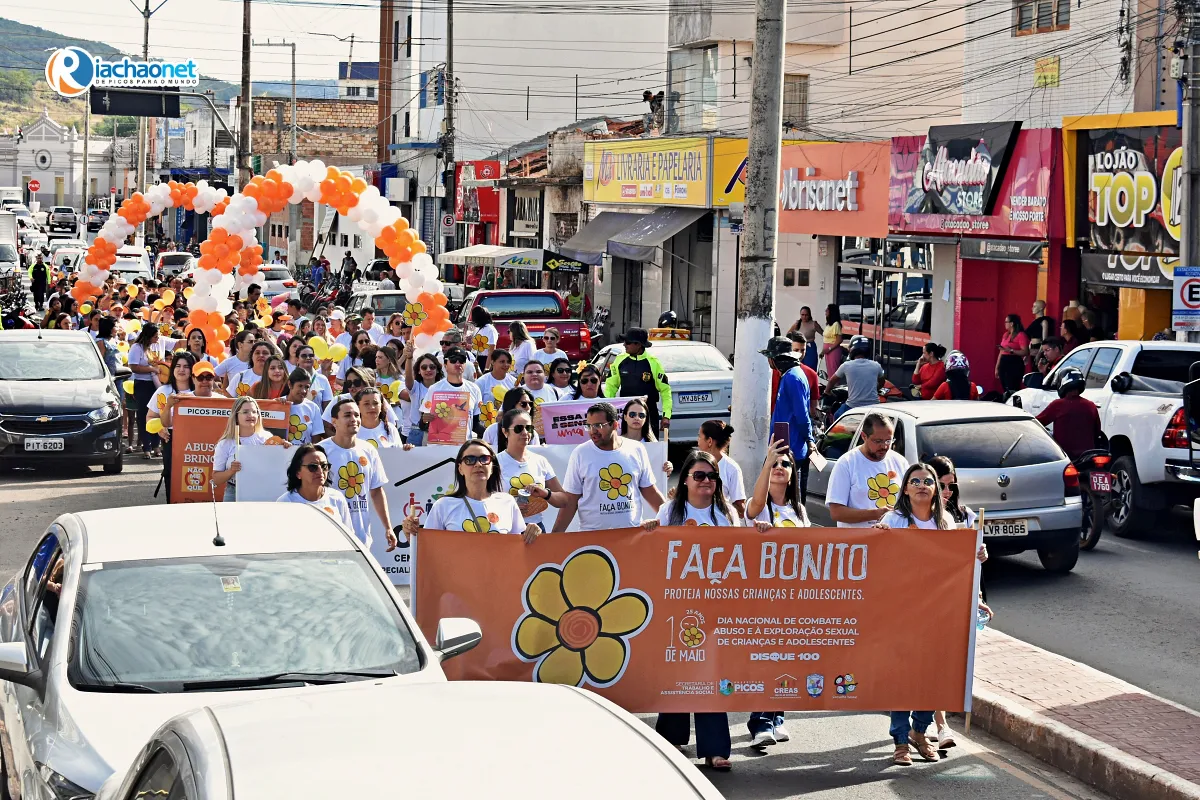 Prefeitura de Picos realiza caminhada em alusão ao Maio Laranja e reforça combate ao abuso e à exploração sexual de crianças e adolescentes