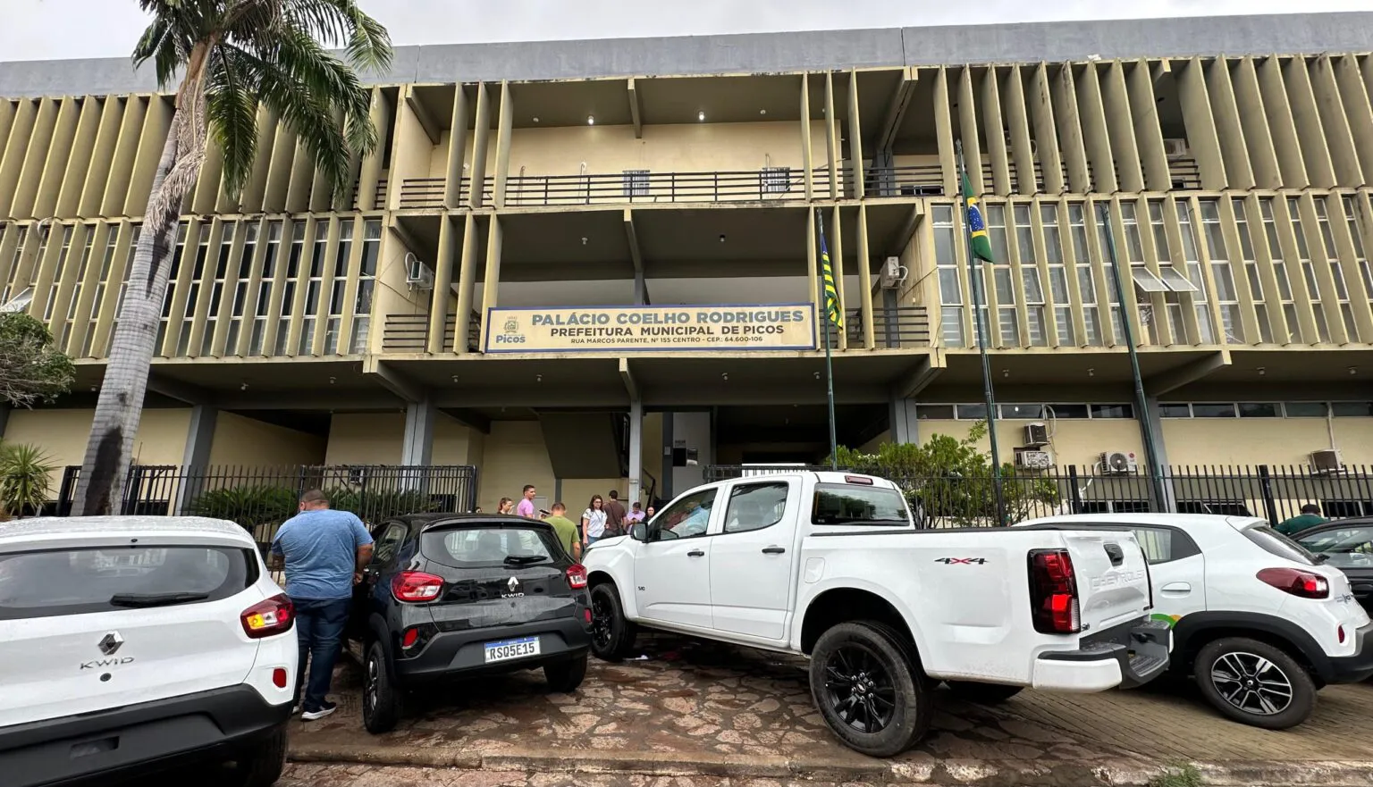 Prefeitura de Picos entrega novos veículos para reforçar atendimento na saúde pública