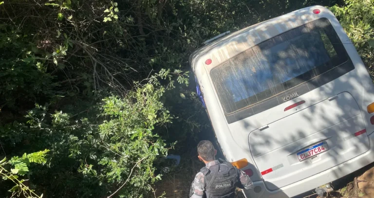 Motorista morre e romeiros ficam feridos após microônibus sair da pista na BR-407, em Jaicós
