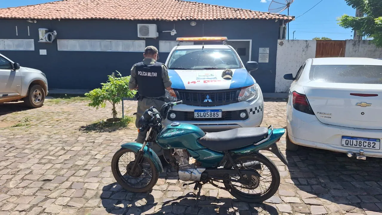 Polícia Militar recupera motocicleta com restrição de furto/roubo em Wall Ferraz