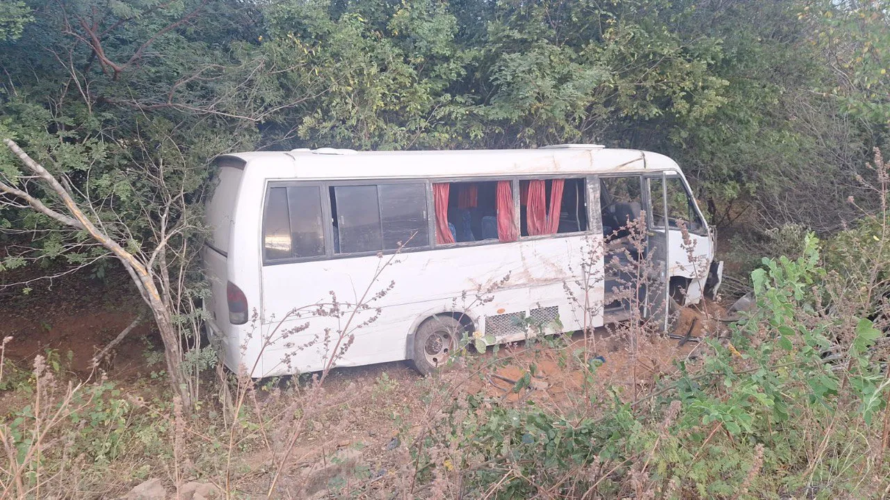 Micro-ônibus que transportava estudantes para Picos tomba em rodovia entre Santa Cruz do Piauí e Paquetá; veja vídeo