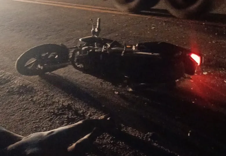 Motociclista colide em vaca na PI 238, no bairro Ipueiras, em Picos