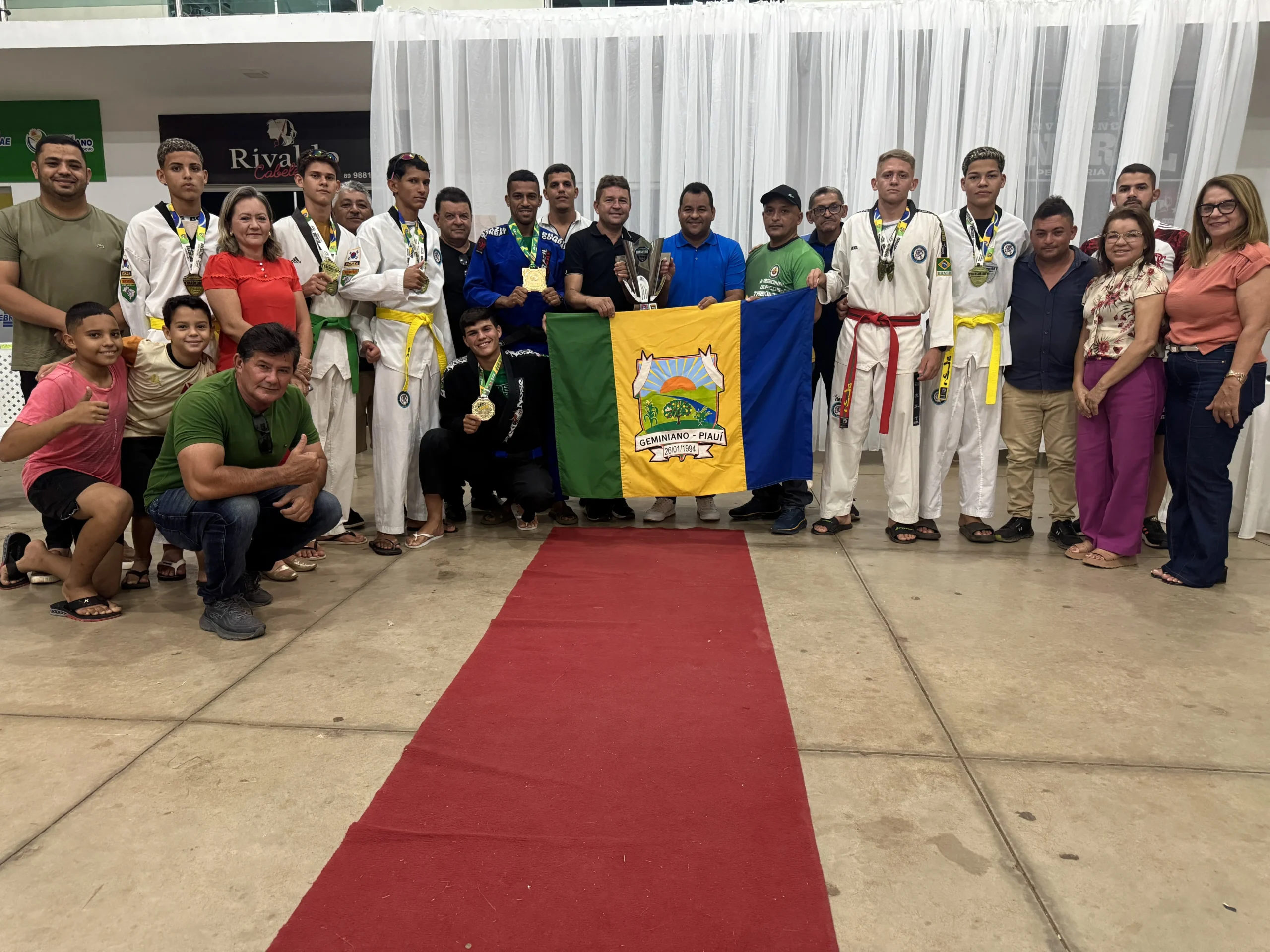Prefeitura de Geminiano celebra atletas medalhistas de ouro e prata no Brasileiro Regional de Taekwondo