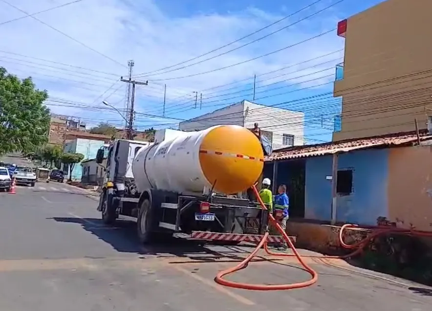 Moradores reclamam de falta d’água no bairro São José; Águas do Piauí atende população com carros-pipas 
