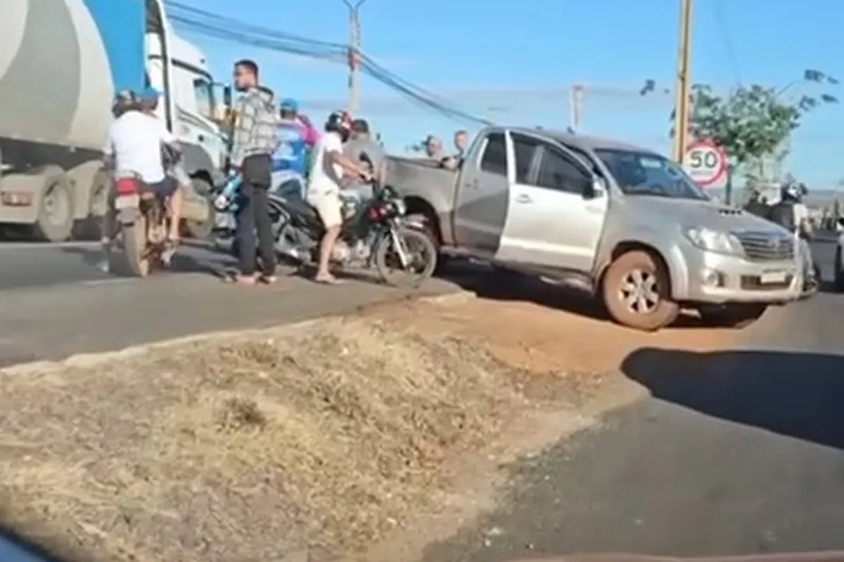Acidente entre moto e Hilux é registrado na BR-316, em Picos