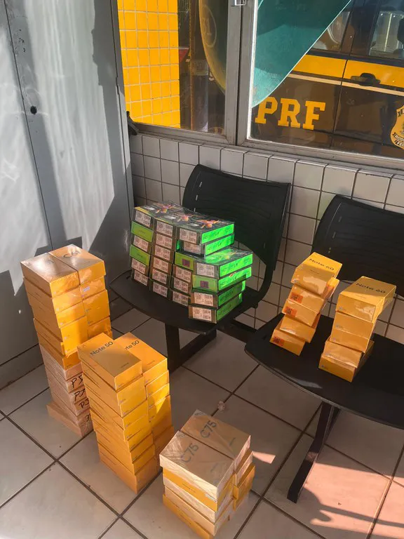 PRF apreende 85 celulares sem nota fiscal em caminhão tombado em rodovia no Piauí