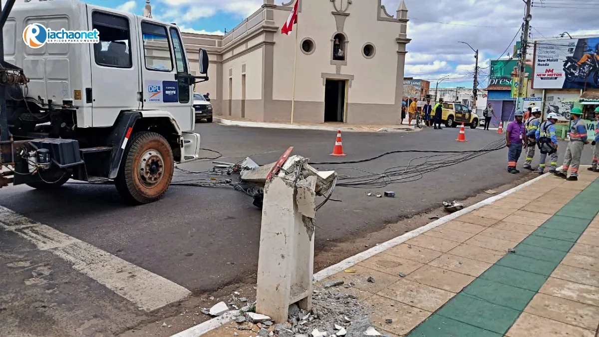 Caminhão arrasta cabos de telefonia e danifica poste em frente à Igrejinha do Sagrado Coração de Jesus, em Picos; veja vídeo