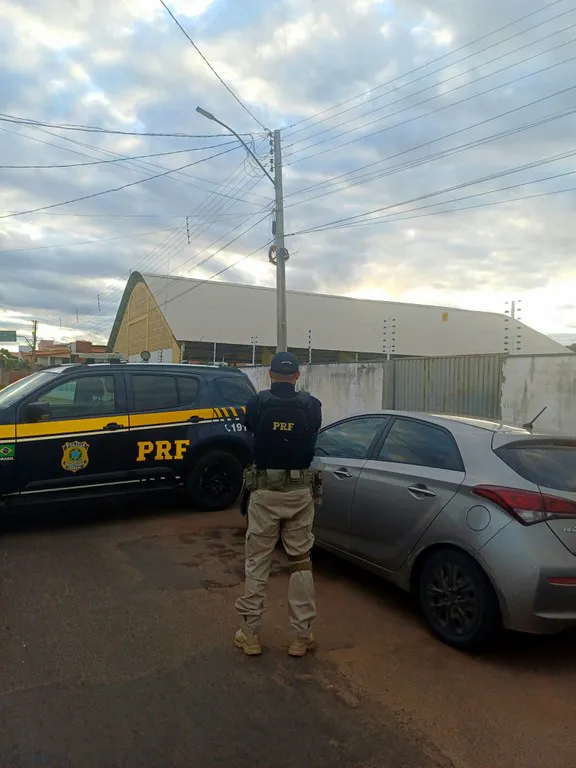 PRF combate crimes em Picos e Campo Maior: veículo roubado com sinais de adulteração e documento falso são apreendidos