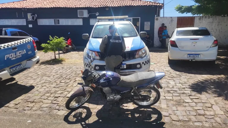 Polícia Militar recupera motocicleta com restrição de furto/roubo em Wall Ferraz