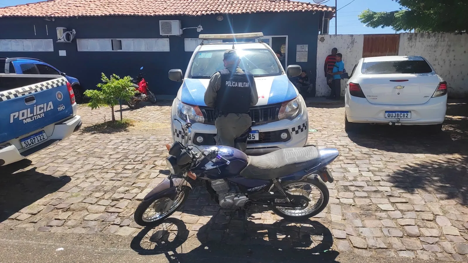 Polícia Militar recupera motocicleta com restrição de furto/roubo em Wall Ferraz