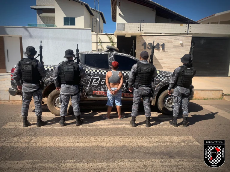 Polícia prende mulher suspeita de tráfico de drogas no bairro Paroquial em Picos