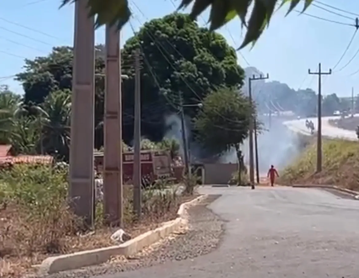 Casa do suspeito de homicídio é incendiada no bairro Samambaia em Picos