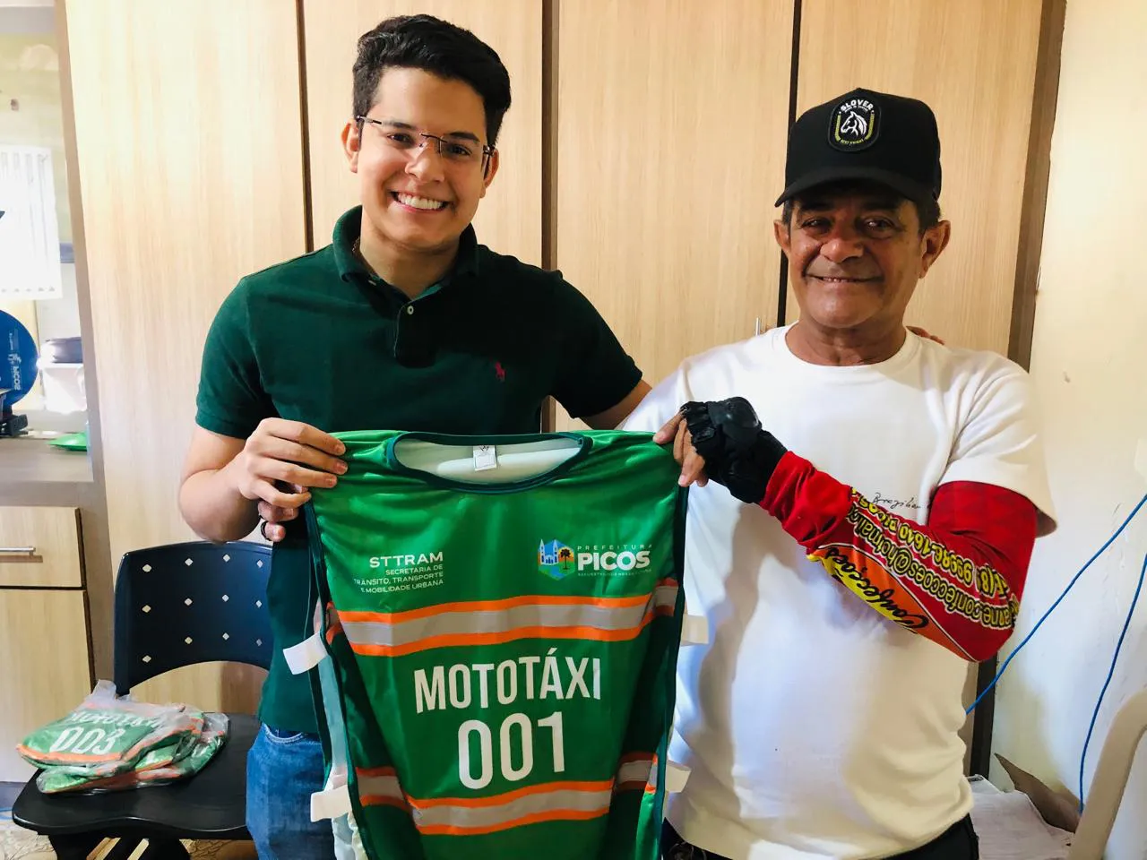 Secretaria Trânsito realiza entrega de coletes para mototaxistas