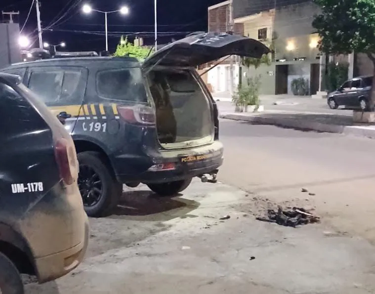 Homem é detido e tenta se incendiar dentro de viatura e é salvo pela PRF em Ouricuri-PE