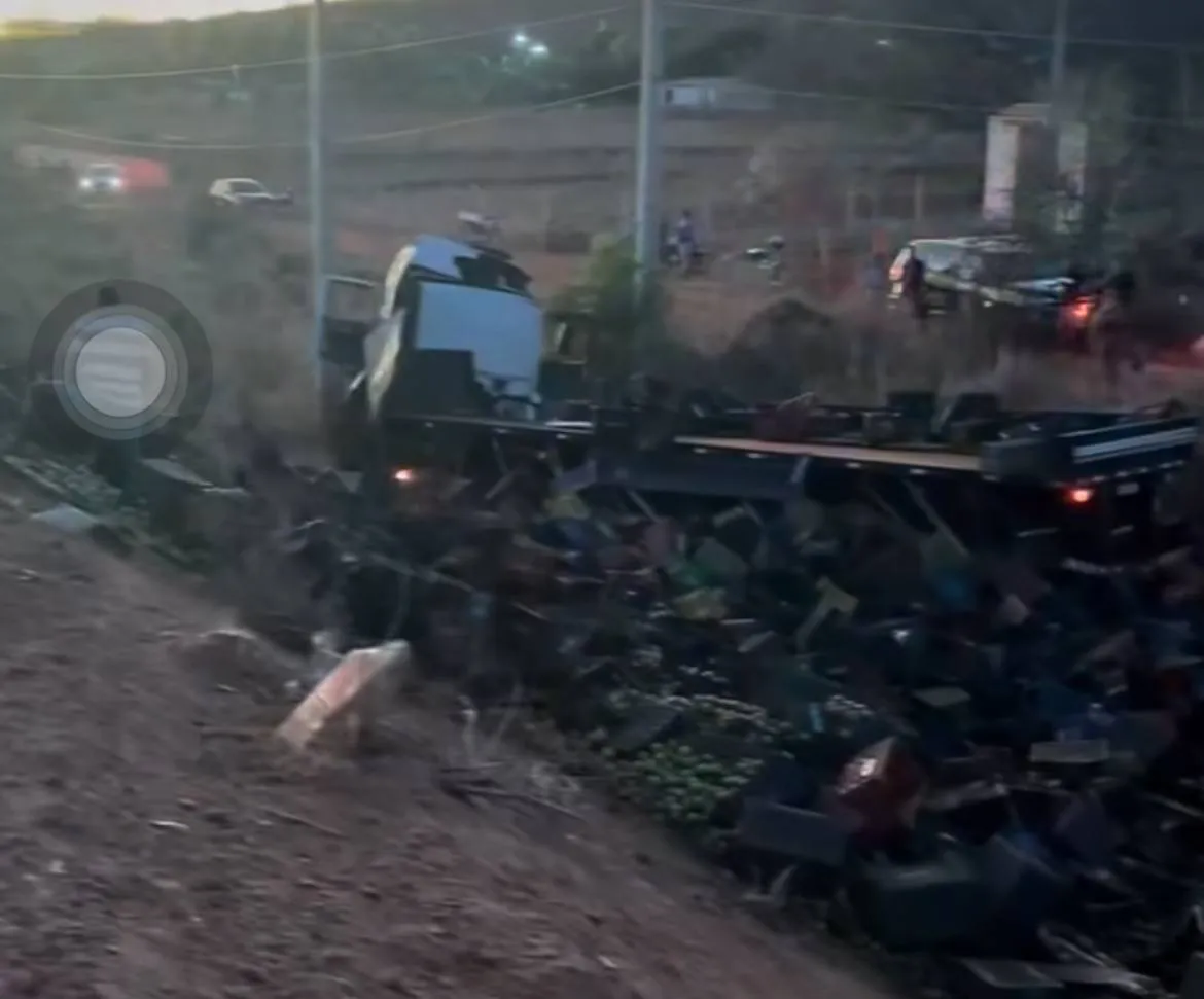 Caminhão tomba na BR 407 e motorista fica gravemente ferido em Geminiano; veja vídeo