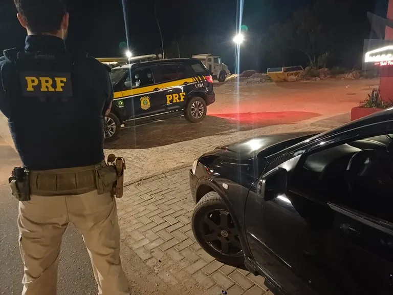 PRF apreende veículo adulterado e com registro de furto durante fiscalização no Piauí