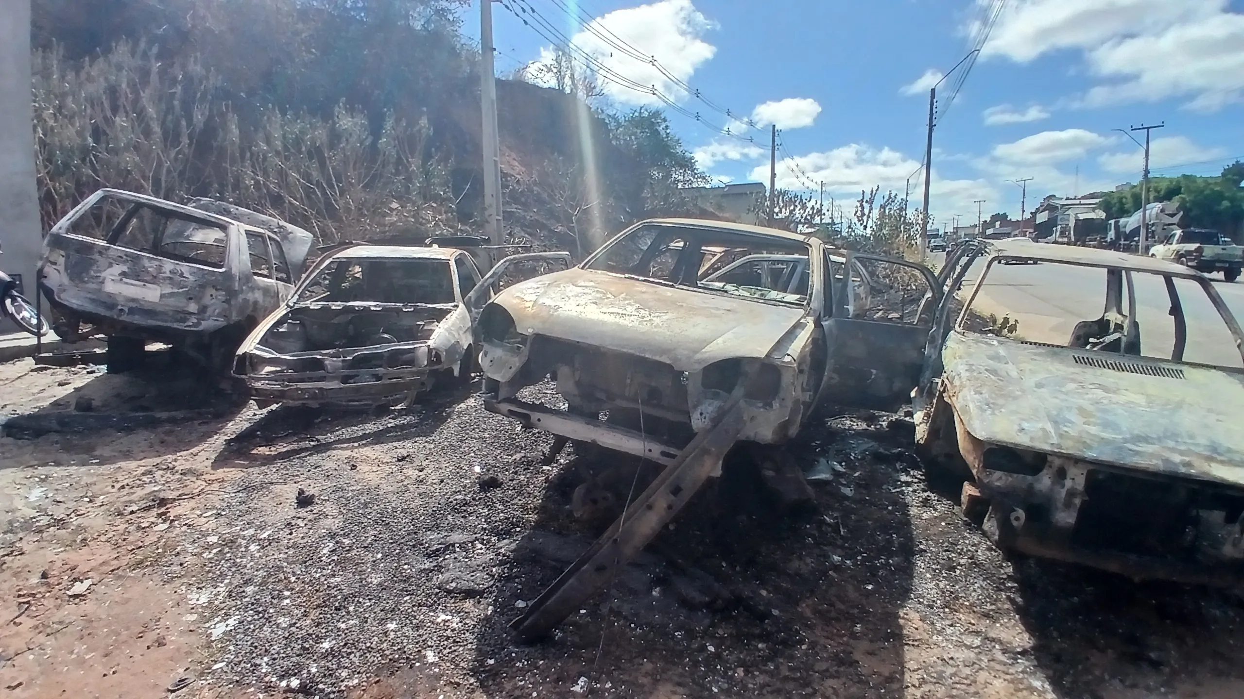 Cinco veículos ficaram destruídos após incêndio em oficina no bairro Bomba em Picos