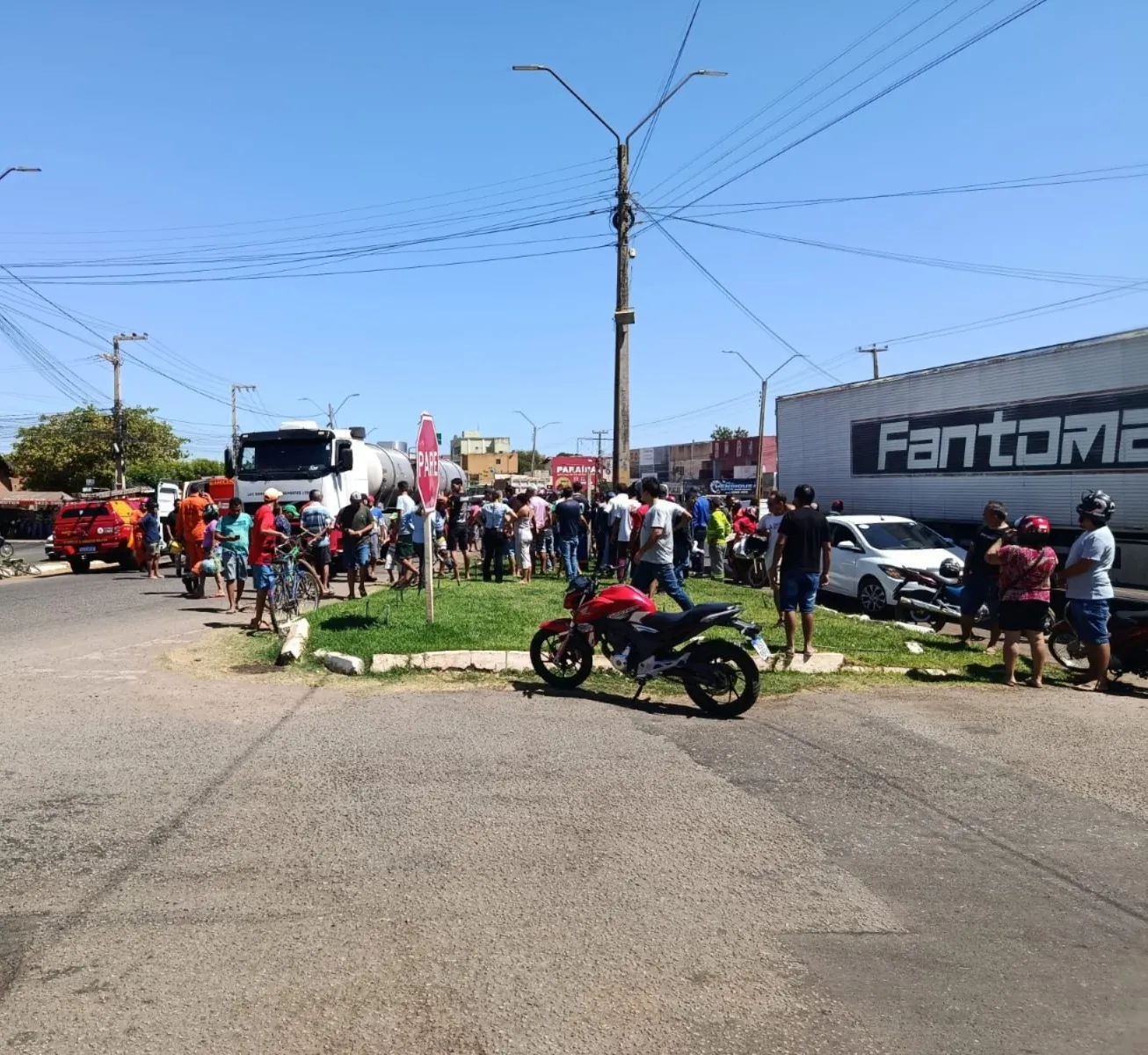 Mulher morre e homem fica ferido em colisão entre moto e caminhão em Picos