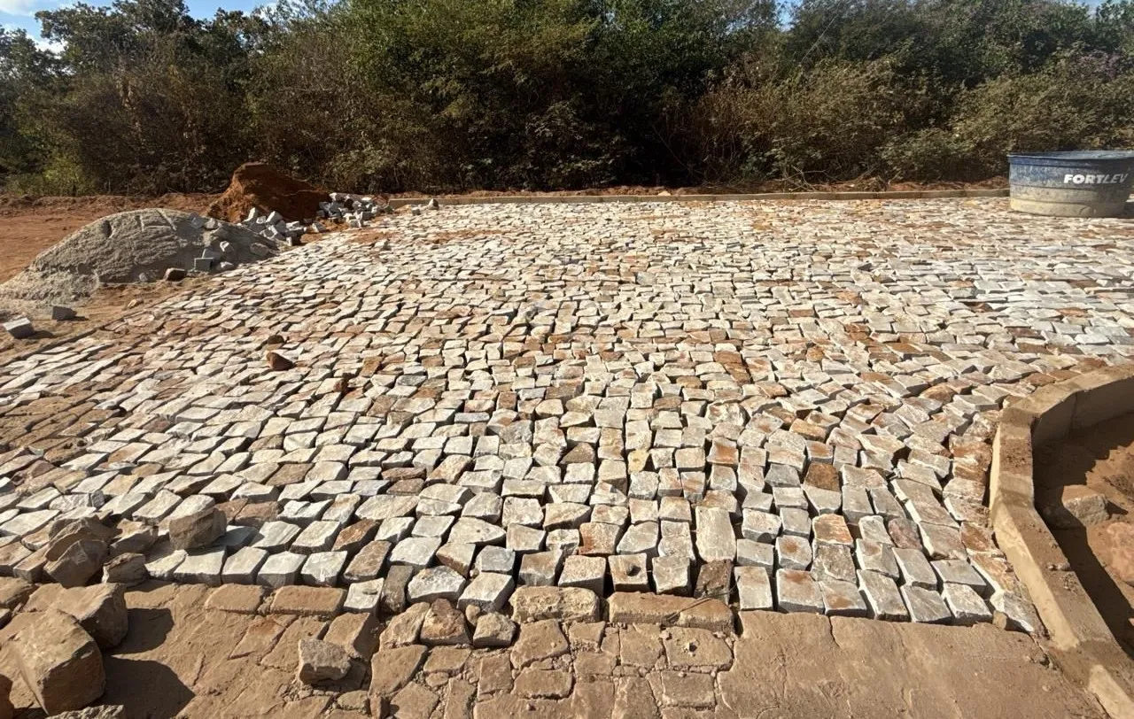 Obra de pavimentação do Idepi avança em Ipiranga do Piauí e ultrapassa 80% de execução