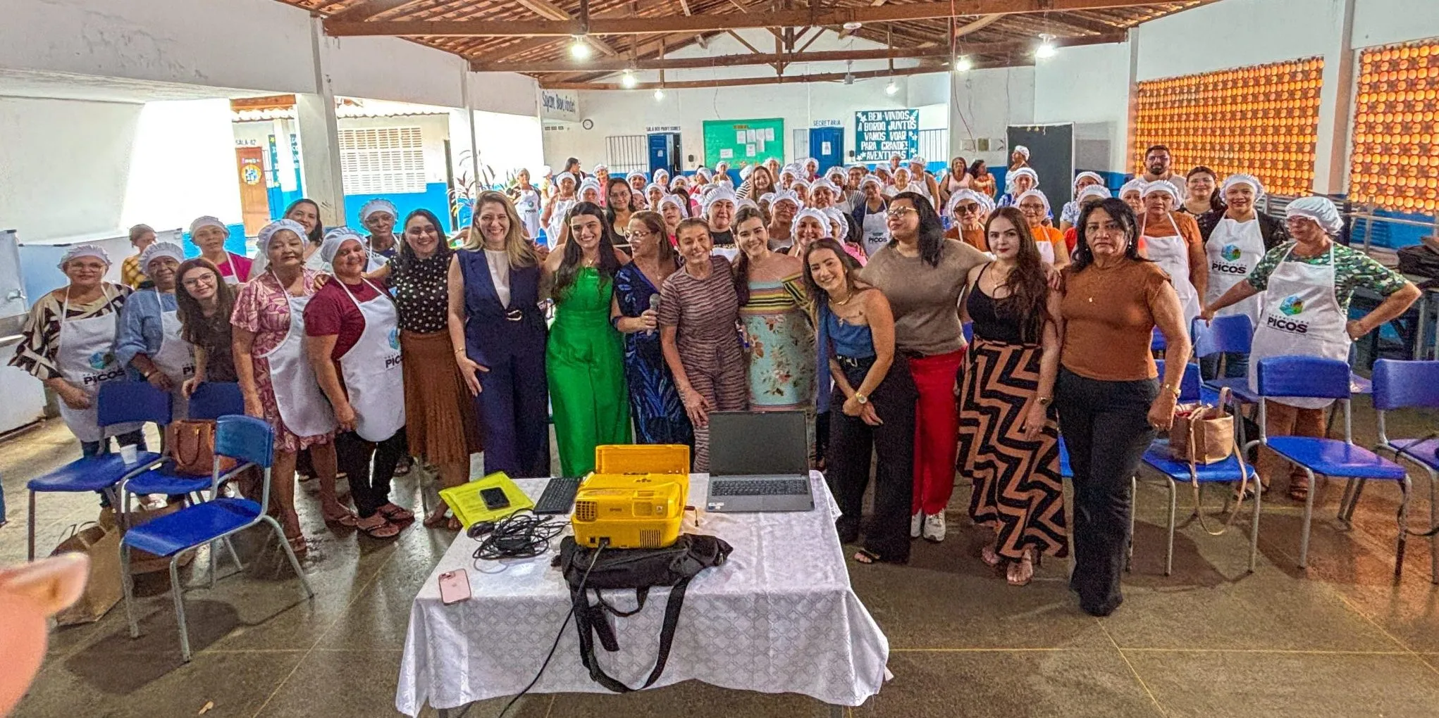 Merendeiras da rede municipal de Educação de Picos participam de treinamento sobre manipulação de alimentos