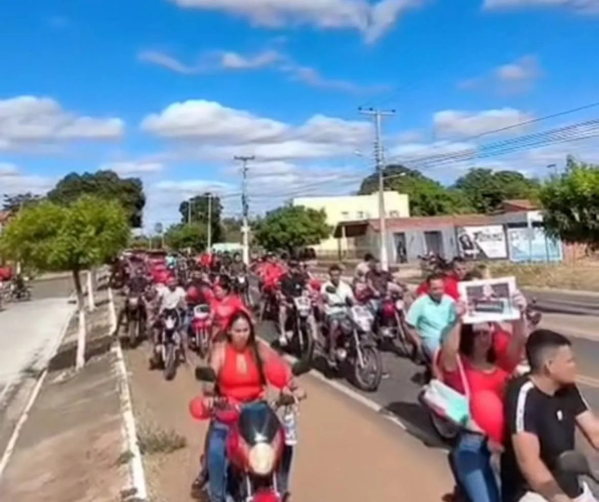 Familiares e amigos realizam protesto pedindo justiça por jovem morto em acidente na PI 238 em Sussuapara